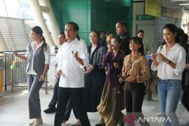 Jokowi bareng "influencer" jajal kereta LRT lintas Bekasi