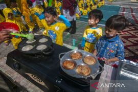 Belajar membuat makanan tradisional apem