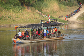 Perahu penyebrangan di Tuban kembali beroperasi Page 1 Small