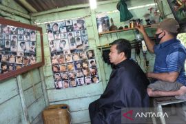 Menuju kantor, Bupati Tapsel cukuran dulu di tukang pangkas penyandang disabilitas