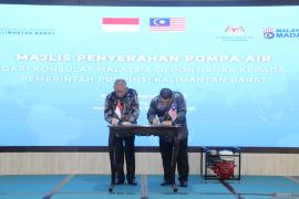 Malaysia memberikan enam pompa air untuk atasi karhutla di Kalbar
