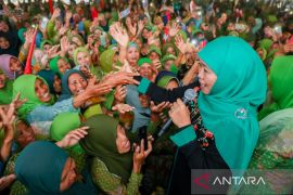 Gubernur Khofifah ajak masyarakat shalawatan bersama Habib Syech di Grahadi