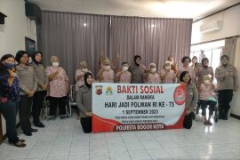 Polwan Polresta Bogor  bakti sosial dan semangati lansia di panti jompo