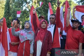 Gubernur-Wagub NTB membagikan bendara Merah Putih HUT ke-78 RI