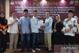 KPU Bangka Tengah lakukan pencermatan berkas administrasi bacaleg