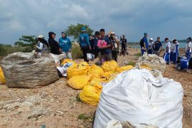 DLH Batam fasilitasi aksi bersih sampah di Pantai Bengkong