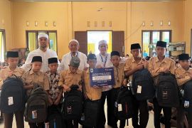 Karyawan XL Axiata santuni yatim dan dhuafa di Meulaboh