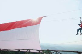 Bupati Subang bergelantungan bentangkan bendera Merah Putih raksasa di atas bukit