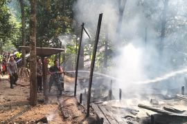 Kebakaran hanguskan dua buah rumah di Hamak diduga karena arus pendek