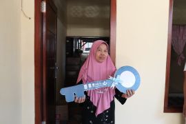 Pemkot Surabaya-IKA ITS Jatim bantu perbaikan rutilahu warga miskin