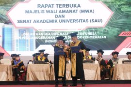 Sekjen Kemenkumham Andap Budhi terima gelar doktor honoris causa dari UNESA
