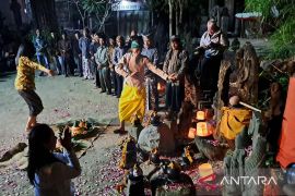 "Donga Tirto Kencono" dibanjiri budayawan-seniman