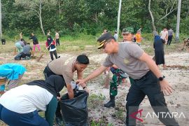 Polisi Bangka Barat ajak warga bersih pantai sambut Ulang Tahun RI