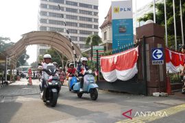 Kampanyekan upaya penurunan polusi, PLN dan Aismoli gelar konvoi 200 motor listrik