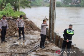Polres Pasaman Barat pantau debit air Sungai Batang Pasaman antisipasi banjir