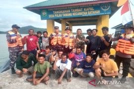 Kapal nelayan Sibolga dihantam badai di laut Batahan, 14 awak sempat terapung berjam-jam