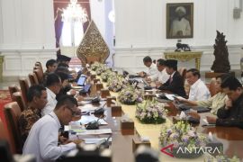 Jokowi sebut perlu sistem kerja hibrida kurangi polusi Jabodetabek