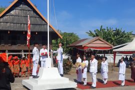 Bendera pusaka Merah Putih Kerajaan Bajeng Gowa Sulsel dikibarkan.