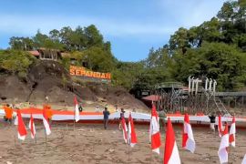 Rumah Zakat bentangkan Bendera Merah Putih di perbatasan Indonesia