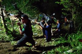 Polres Parimo dan Tim SAR evakuasi korban mobil masuk jurang di kawasan Kebun Kopi