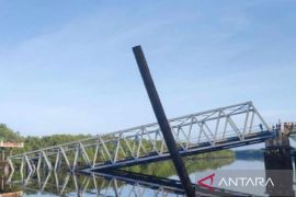 Jembatan Perawang penghubung sejumlah desa di Meranti roboh