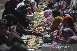Makan nasi liwet bersama