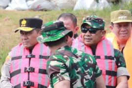Pangdam dan Kapolda Metro Jaya bersihkan aliran Ciliwung jelang HUT RI