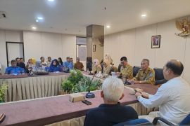 Babel serahkan dana tali asih ke 33 ASN purnabakti