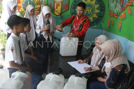 Bayar SPP sekolah menggunakan minyak jelantah di Malang Page 1 Small
