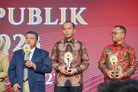 Sekda Langkat terima anugerah KIP katagori kabupaten imformatif