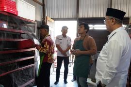 Bupati HSS kunjungan pembinaan di dua UMKM Daha Utara