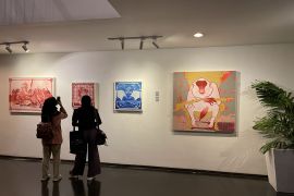 Dua pelukis pameran "Becoming" di Artotel Surabaya