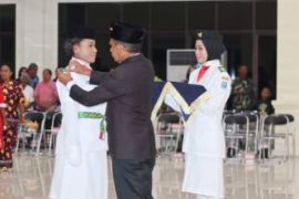 Wakil Bupati Biak Calvin Mansnembra kukuhkan 34 anggota Paskibra