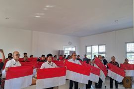 Bakesbangpol Surabaya bagikan bendera merah putih kepada puluhan eks napiter
