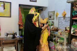 Baju adat Sumatera diminati warga Banjarmasin jelang HUT Ke-78 RI