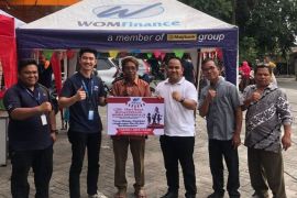 Semarak Kemerdekaan RI, WOM Finance donasikan tempat sampah