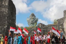 Ratusan pelajar ikuti kirab budaya HUT ke-79 RI di GWK