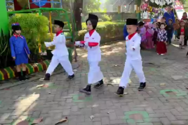 Puluhan anak PAUD di Kediri pakai baju adat wujudkan cinta Tanah Air