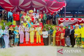 Jajaran Pemkot Gorontalo kenakan pakaian adat pada HUT RI