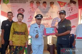 Lurah Bukit Biru beri penghargaan ke pemanjat tiang bendera saat upacara kemerdekaan