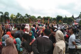 Warga Lubuk Basung Agam antusias saksikan pengibaran bendera HUT RI ke-78