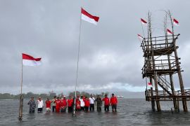 Nelayan dan pelaku pariwisata Gilimanuk rayakan HUT RI di tengah laut