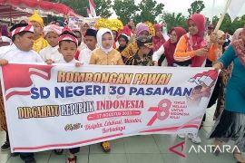 Lebih 1.000 orang pelajar di Simpang Empat Pasaman Barat ikuti pawai dalam rangka HUT RI