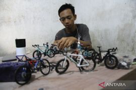 Kerajinan miniatur sepeda di Jombang