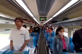 Penumpang sikap sempurna dan nyanyikan Indonesia Raya di dalam KA