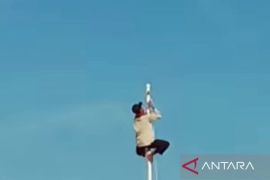 Ketua RT panjat tiang bendera demi perbaiki tali saat Upacara HUT RI