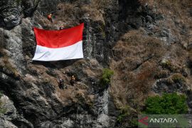 Pembentangan bendera Merah Putih di Gunung Wilis