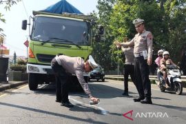Polres  Batang menandai jalan bergelombang cegah kecelakaan