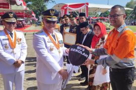 PT AGM serahkan bus sekolah