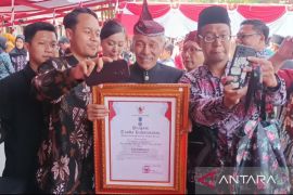Cak Kartolo raih penghargaan Jer Basuki Mawa Beya Emas